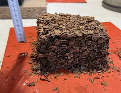 Zu sehen ist ein gepresster Klotz aus Herbstlaub