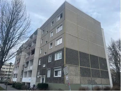 Seitenansicht eines mehrstöckigen Wohnhauses