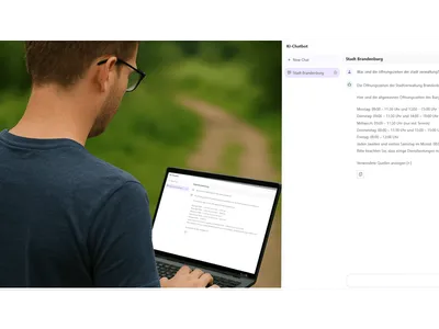 Ein Mann schaut auf einen Laptop. Auf dem Laptop sieht man den Chat mit einem KI-Chatbot. Dort hat der Mann gefragt, wie die Öffnungszeiten der Stadtverwaltung sind und der Chatbot hat mit Öffnungszeiten der Stadt Brandenburg an der Havel geantwortet.