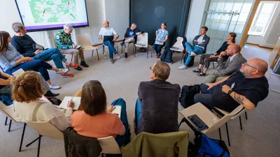 Teilnehmende des Workshops von InNoWest sitzen im Kreis